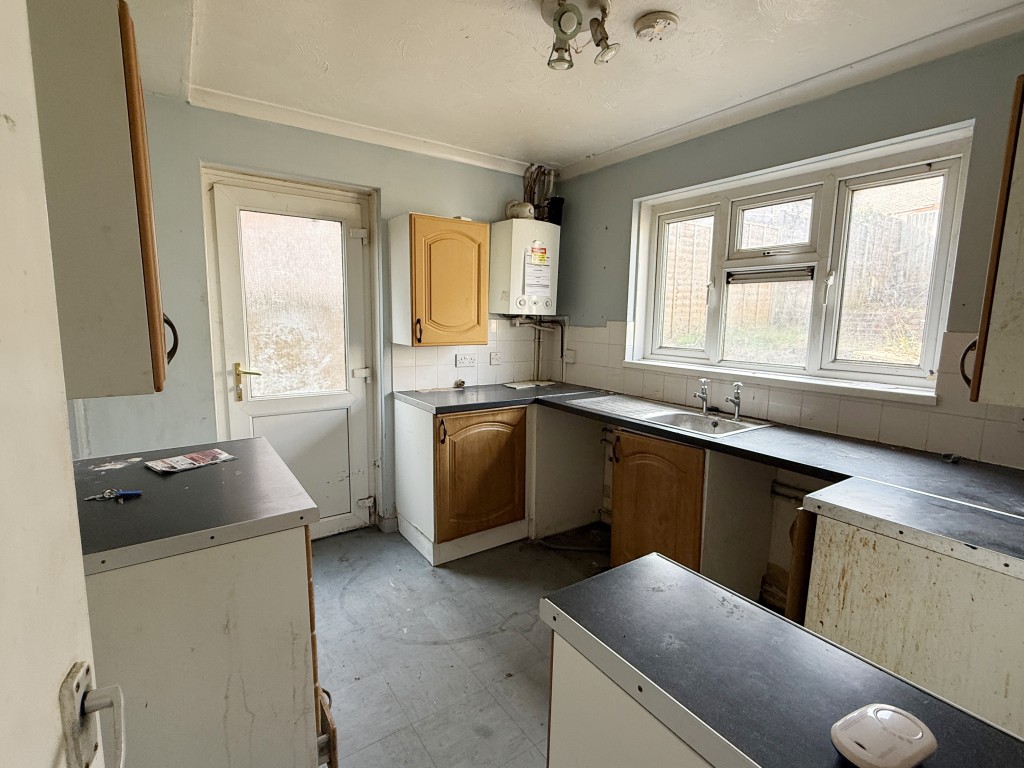 Lot: 102 - HOUSE IN NEED OF IMPROVEMENT - Kitchen in Semi in need of Improvement